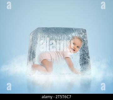 Kryokonservierung als Methode der Infertilitätsbehandlung. Baby in Eiswürfel auf hellblauem Hintergrund Stockfoto