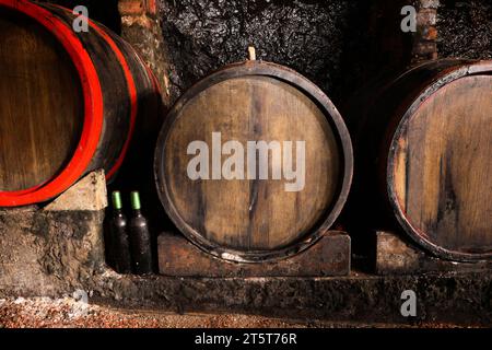 Holzfässer mit alkoholischen Getränken im Keller Stockfoto