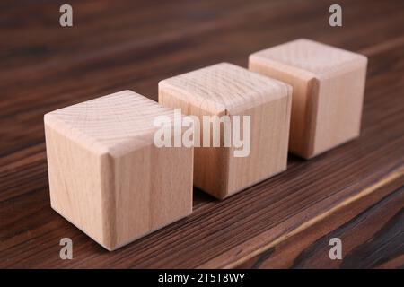 Würfel mit der Abkürzung ISO auf Holztisch, Großansicht Stockfoto