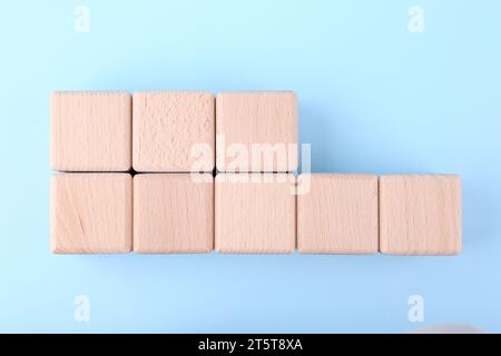 Internationale Organisation für Normung. Holzwürfel mit der Abkürzung ISO und der Nummer 18001 auf hellblauem Hintergrund, flach angelegt Stockfoto