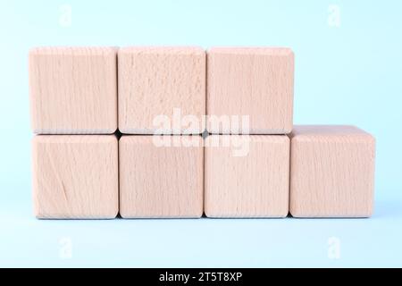 Internationale Organisation für Normung. Holzwürfel mit Abkürzung ISO und Nummer 9001 auf hellblauem Hintergrund, Großaufnahme Stockfoto
