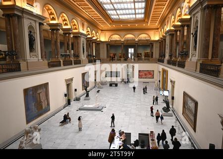 Im Atrium des Königlichen Museums der Schönen Künste Belgiens (Musées royaux des Beaux-Arts de Belgique) – Brüssel Belgien – 23. Oktober 2023 Stockfoto