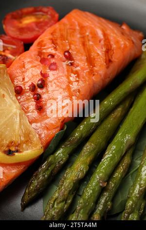 Leckerer gegrillter Lachs, Zitrone und Spargel, Nahaufnahme Stockfoto