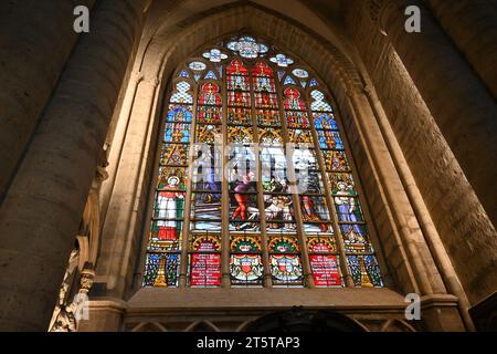 Großes Buntglasfenster in der Kathedrale St. Michael und St. Gudula (Cathédrale des Saints Michel et Gudule) – Brüssel Belgien Stockfoto