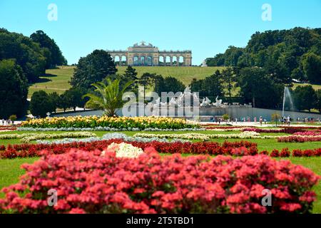 Wien, Österreich - 15. Juli 2023: Schloss Schönbrunn. Neptunbrunnen- und Gloriettenbau im Schlosspark Schönbrunn, Wien. Fantastische Aussicht von super Stockfoto