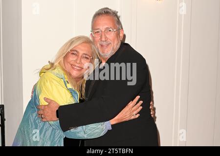 Rom, Italien. November 2023. Mara Venier (l) und Lucio Presta (r) nehmen an der Buchpräsentation " in fin dei conti" von Angelo melloni am Teatro Sala Umberto Teil. (Foto: Mario Cartelli/SOPA Images/SIPA USA) Credit: SIPA USA/Alamy Live News Stockfoto