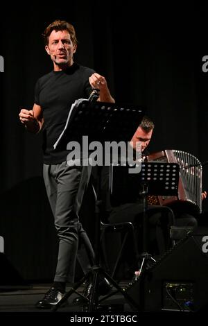 Rom, Italien. November 2023. Angelo Melloni tritt bei der Buchpräsentation in fin dei conti von Angelo melloni am Teatro Sala Umberto auf. (Foto: Mario Cartelli/SOPA Images/SIPA USA) Credit: SIPA USA/Alamy Live News Stockfoto