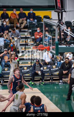 College-Basketball-Spieler schießen einen geschossenen Schuss Stockfoto