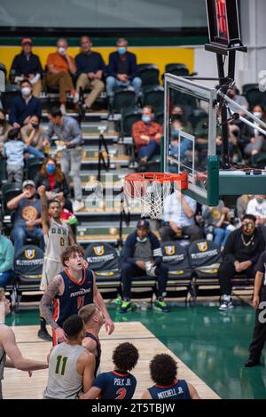 College-Basketball-Spieler schießen einen geschossenen Schuss Stockfoto