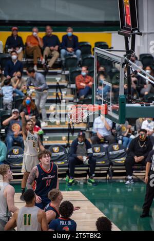 College-Basketball-Spieler schießen einen geschossenen Schuss Stockfoto