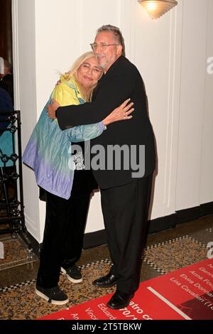 Rom, Italien. November 2023. Mara Venier (l) und Lucio Presta (r) nehmen an der Buchpräsentation " in fin dei conti" von Angelo melloni am Teatro Sala Umberto Teil. (Foto: Mario Cartelli/SOPA Images/SIPA USA) Credit: SIPA USA/Alamy Live News Stockfoto