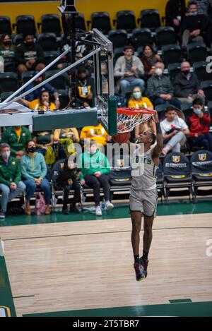 Ein College-Basketballspieler stürmt einen Dunk herunter Stockfoto