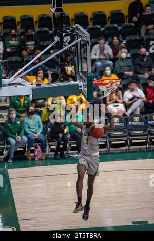 Ein College-Basketballspieler stürmt einen Dunk herunter Stockfoto