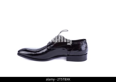 Klassischer Herrenschuh aus schwarzem Lackleder isoliert auf weißem Hintergrund mit Kopierraum. Seitenansicht. Formelle Herrenaccessoires, Bräutigam-Schuhe. Outlet-Marke Stockfoto