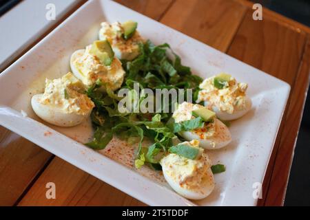 Avocadoeier als Vorspeise Stockfoto