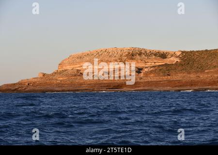 Die einzigartige natürliche Transformation von Island Rock in Kalbarri, Western Australia. Von einem Boot genommen. Stockfoto