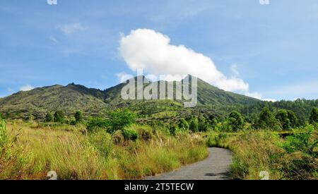 Landschaft des Berges Batur und Umgebung in Bangli Regency von Bali Indonesien mit blauem Himmel Stockfoto