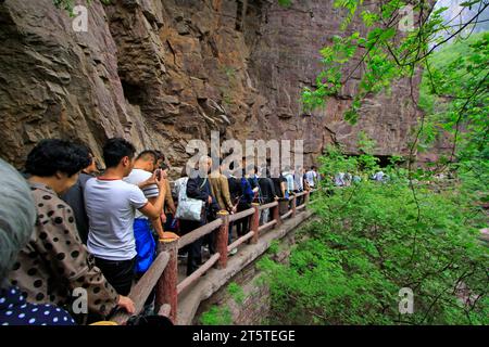 Jiaozuo Stadt - 3. Mai: Touristen in Yuntai Berg landschaftlich reizvoll, 3. Mai 2015, Jiaozuo Stadt, Provinz henan, China. Stockfoto