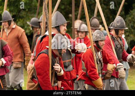 Pikemen stehen mit 16' (4,9 m) langen Hechten in Ruhe - The Belagerung of Basing House, ECWS English Civil war Reenactment 16.09.23. Basingstoke Stockfoto