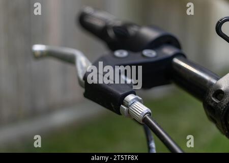 Fahrradbremsgriff – Nahaufnahme des schwarzen Griffs und des Kabels am Fahrrad Stockfoto