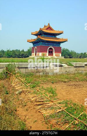 Chinesische antike architektonische Landschaft in den östlichen königlichen Gräbern der Qing-Dynastie, China Stockfoto