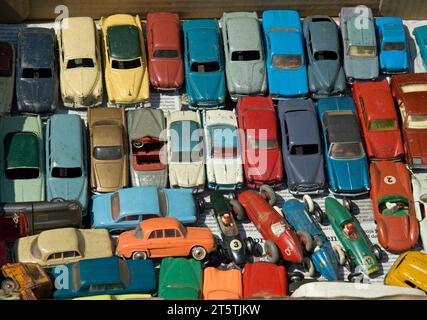 Antike Spielzeugautos zum Verkauf auf einem Flohmarkt in Cahors, Frankreich Stockfoto