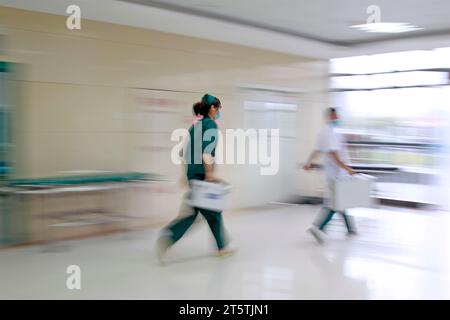 Mitarbeiter des Gesundheitswesens eilten an der Notfallbehandlungshalle vorbei, Nahaufnahme des Fotos Stockfoto