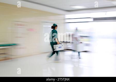 Mitarbeiter des Gesundheitswesens eilten an der Notfallbehandlungshalle vorbei, Nahaufnahme des Fotos Stockfoto