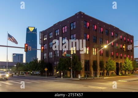 Oklahoma City, USA - 25. Oktober 2023: Rock Island Plow Building und Devon Energy Center Stockfoto