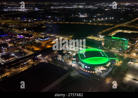 Oklahoma City, USA - 25. Oktober 2023: Nächtlicher Blick auf die wunderschöne Innenstadt, Oklahoma City Paycom Center. Stockfoto