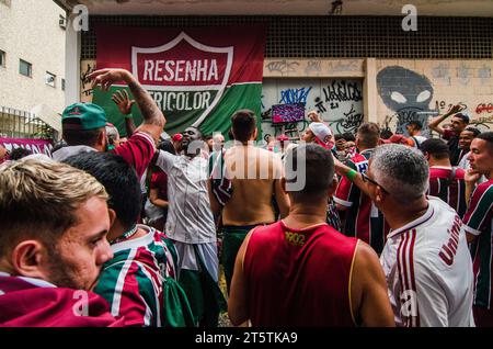 Rio De Janeiro, Brasilien. November 2023. Fluminense-Fans sehen das letzte Spiel der Copa Libertadores da America im Stadtteil Tijuca, Rio de Janeiro (04). Das Endspiel der Copa Libertadores da America zwischen Fluminense und Boca Juniors endete mit 2:1. Der Sieg geht an Fluminense. Quelle: SOPA Images Limited/Alamy Live News Stockfoto