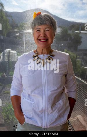 Eine lächelnde, glückliche 68-jährige australische Chinesisch-italienische Eurasierin Stockfoto