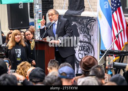 New York, USA. November 2023. Der argentinische Botschafter in den USA, Jorge Argüello, spricht bei der Einweihungszeremonie der Charly García Corner, die den argentinischen Musiker ehrt, indem er nach ihm die Kreuzung von Walker Street und Cortland Alley im Stadtteil Tribeca in Manhattan benennt. Garcia, eine der führenden Persönlichkeiten des lateinamerikanischen Rock, veröffentlichte heute vor 40 Jahren sein Album „Clics Modernos“ mit einem Coverfoto von Garcia in derselben Ecke. Quelle: Enrique Shore/Alamy Live News Stockfoto