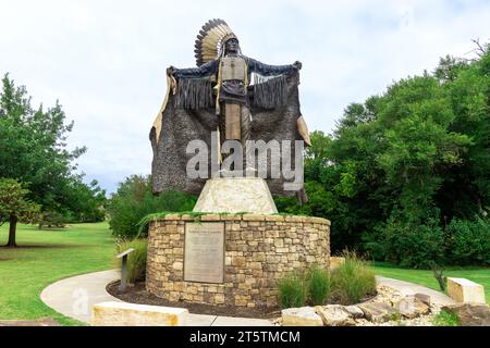 Oklahoma City, USA - 25. Oktober 2023: View of the Touch the Clouds Monument der University of Central Oklahoma. Stockfoto