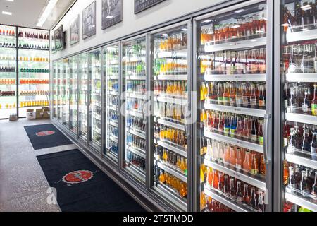 Arcadia, Oklahoma - 25. Oktober 2023: Soda-Flaschen in Kühlschränken auf der Pops 66 Soda Ranch an der Route 66. Stockfoto