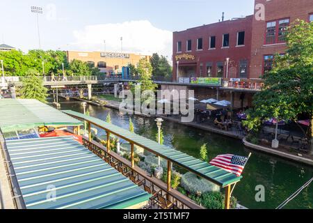 Oklahoma City, USA - 25. Oktober 2023: Bricktown Entertainment District in der Innenstadt von Oklahoma City, schiffbarer Bricktown Canal. Stockfoto