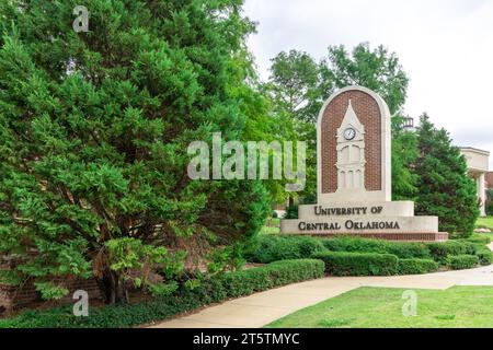 Oklahoma City, USA - 25. Oktober 2023: Blick auf das Zeichen der University of Central Oklahoma. Stockfoto