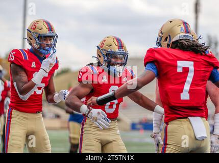 Tulsa, OK, USA. November 2023. Der Tulsa Golden Hurricane Wide Receiver Carl Chester (15) und der Tulsa Golden Hurricane Quarterback Cardell Williams (7) feiern einen Touchdown während des ersten Viertels des NCAA Football Spiels zwischen der University of North Carolina Charlotte 49ers und der University of Tulsa Golden Hurricane im H.A. Chapman Stadium in Tulsa, OK. Ron Lane/CSM (Credit Image: © Ron Lane/Cal Sport Media). Quelle: csm/Alamy Live News Stockfoto