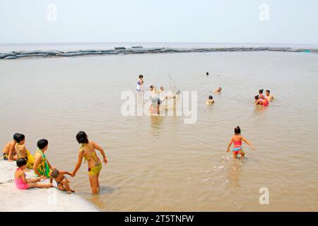 Luannan - Juli 31: Besucher, die in den matschigen Wattgebieten baden, am 31. Juli 2015, Luannan County, Provinz hebei, China Stockfoto