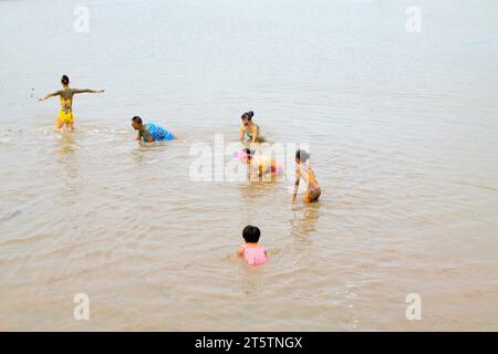 Luannan - Juli 31: Besucher, die in den matschigen Wattgebieten baden, am 31. Juli 2015, Luannan County, Provinz hebei, China Stockfoto