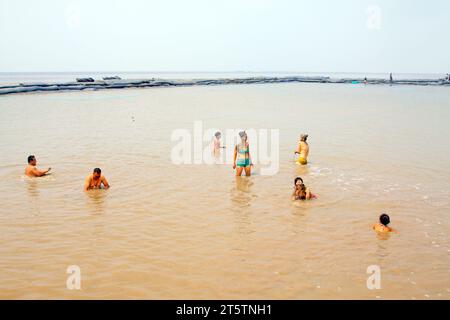 Luannan - Juli 31: Besucher, die in den matschigen Wattgebieten baden, am 31. Juli 2015, Luannan County, Provinz hebei, China Stockfoto