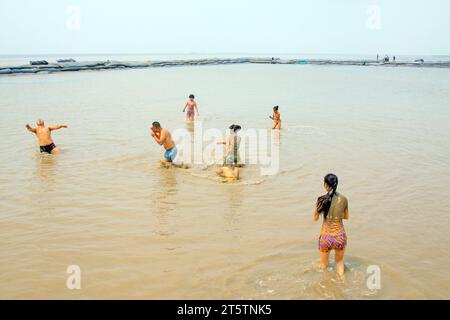 Luannan - Juli 31: Besucher, die in den matschigen Wattgebieten baden, am 31. Juli 2015, Luannan County, Provinz hebei, China Stockfoto