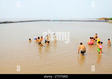 Luannan - Juli 31: Besucher, die in den matschigen Wattgebieten baden, am 31. Juli 2015, Luannan County, Provinz hebei, China Stockfoto