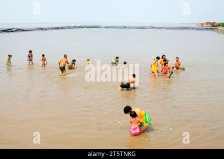 Luannan - Juli 31: Besucher, die in den matschigen Wattgebieten baden, am 31. Juli 2015, Luannan County, Provinz hebei, China Stockfoto