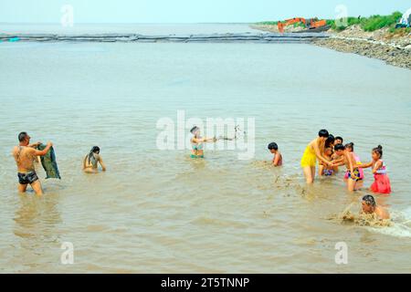 Luannan - Juli 31: Besucher, die in den matschigen Wattgebieten baden, am 31. Juli 2015, Luannan County, Provinz hebei, China Stockfoto