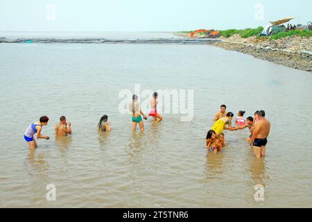 Luannan - Juli 31: Besucher, die in den matschigen Wattgebieten baden, am 31. Juli 2015, Luannan County, Provinz hebei, China Stockfoto