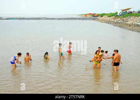 Luannan - Juli 31: Besucher, die in den matschigen Wattgebieten baden, am 31. Juli 2015, Luannan County, Provinz hebei, China Stockfoto