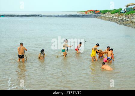 Luannan - Juli 31: Besucher, die in den matschigen Wattgebieten baden, am 31. Juli 2015, Luannan County, Provinz hebei, China Stockfoto