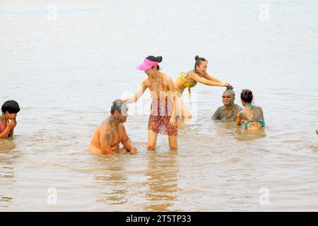 Luannan - Juli 31: Besucher, die in den matschigen Wattgebieten baden, am 31. Juli 2015, Luannan County, Provinz hebei, China Stockfoto