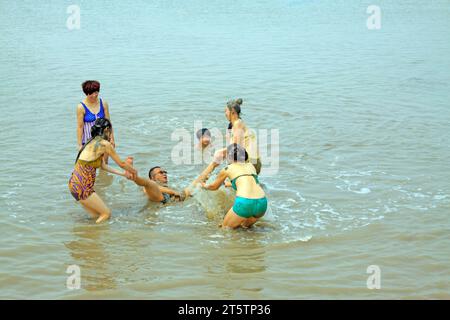 Luannan - Juli 31: Besucher, die in den matschigen Wattgebieten baden, am 31. Juli 2015, Luannan County, Provinz hebei, China Stockfoto